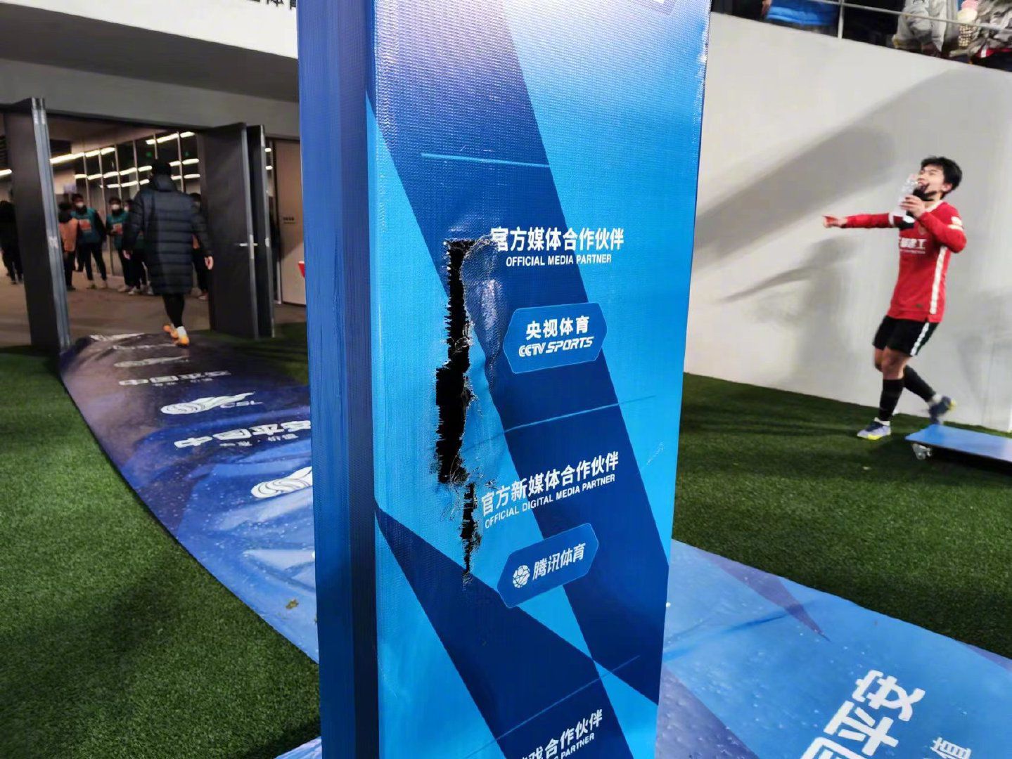 然而在中国的历史之中，资本与社群文化的对立关系可能就不是如此简单，而在如此多重交织与互动之中，文化精英与国家精英所引导的革命与改革，应该如何与传统结合，便成为是讨论中国现代化的问题之中所不能避免的议题。